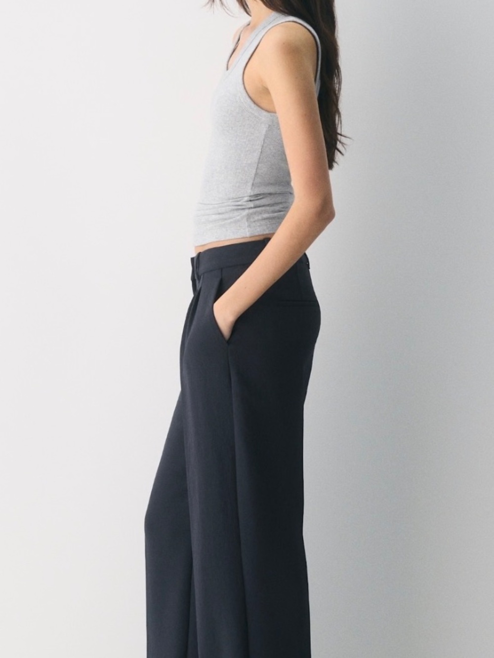 Aritzia - The Effortless Pants Lo-Rise Short Length - Picture 4 of 7